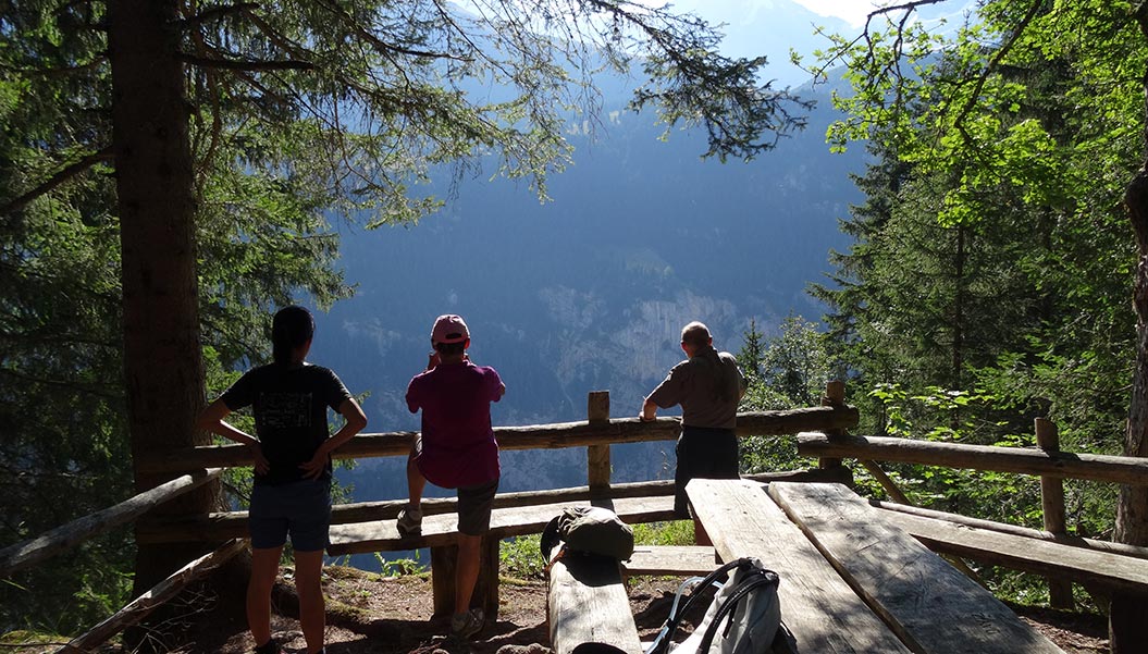 Viewpoint when walking in the Alps - Sherpa Expeditions
