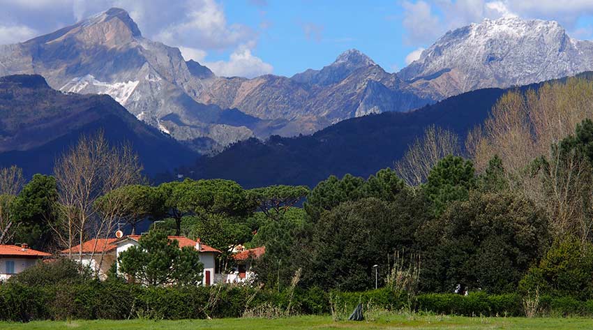 hiking in Italy's Apuane Alps - Sherpa Expeditions