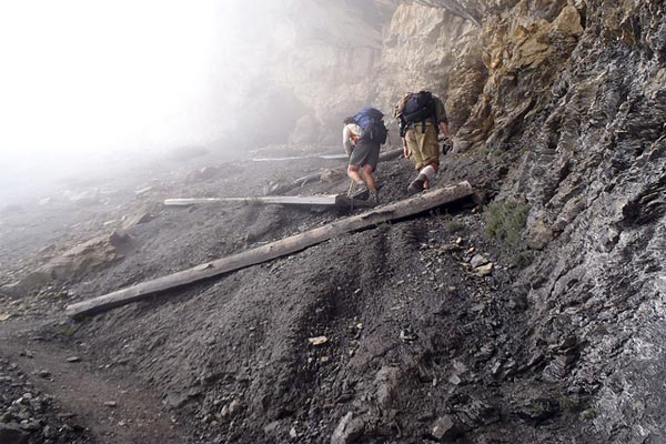 Steep climb on the Alpine Pass Route with Sherpa
